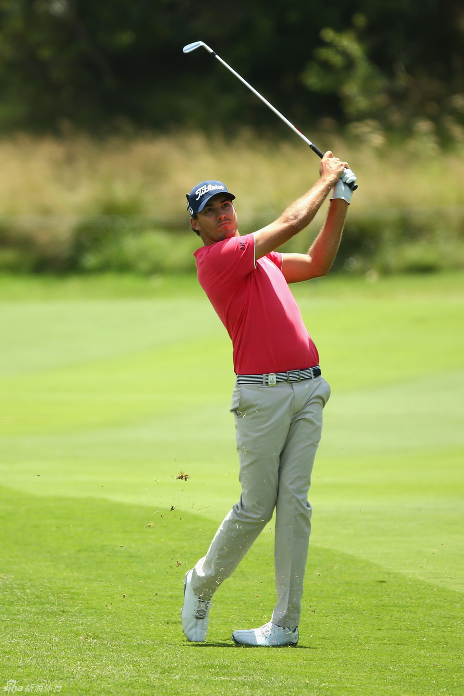 阳光下的麦克罗伊挥杆瞬间，身体优雅扭转力量迸发