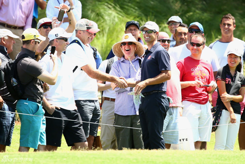 澳洲选手亚当斯科特与热情球迷亲切握手交流