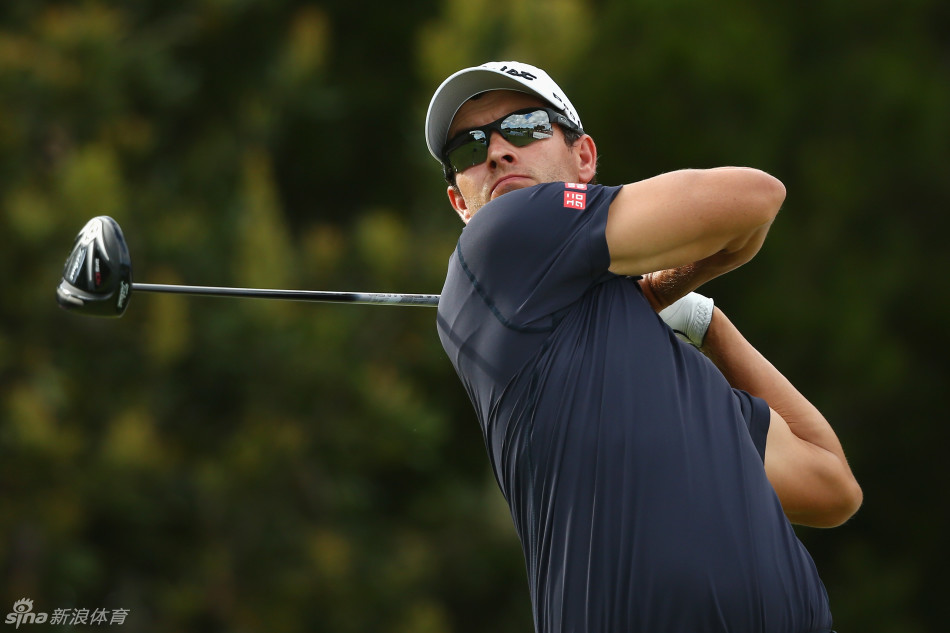 乔丹斯皮思与亚当斯科特在果岭边交流策略相互尊重