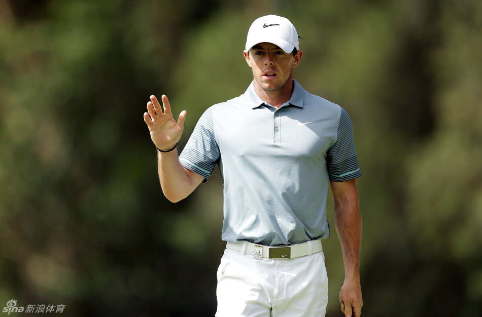 莱恩福克斯开球前专注瞄准力量与精准的完美结合