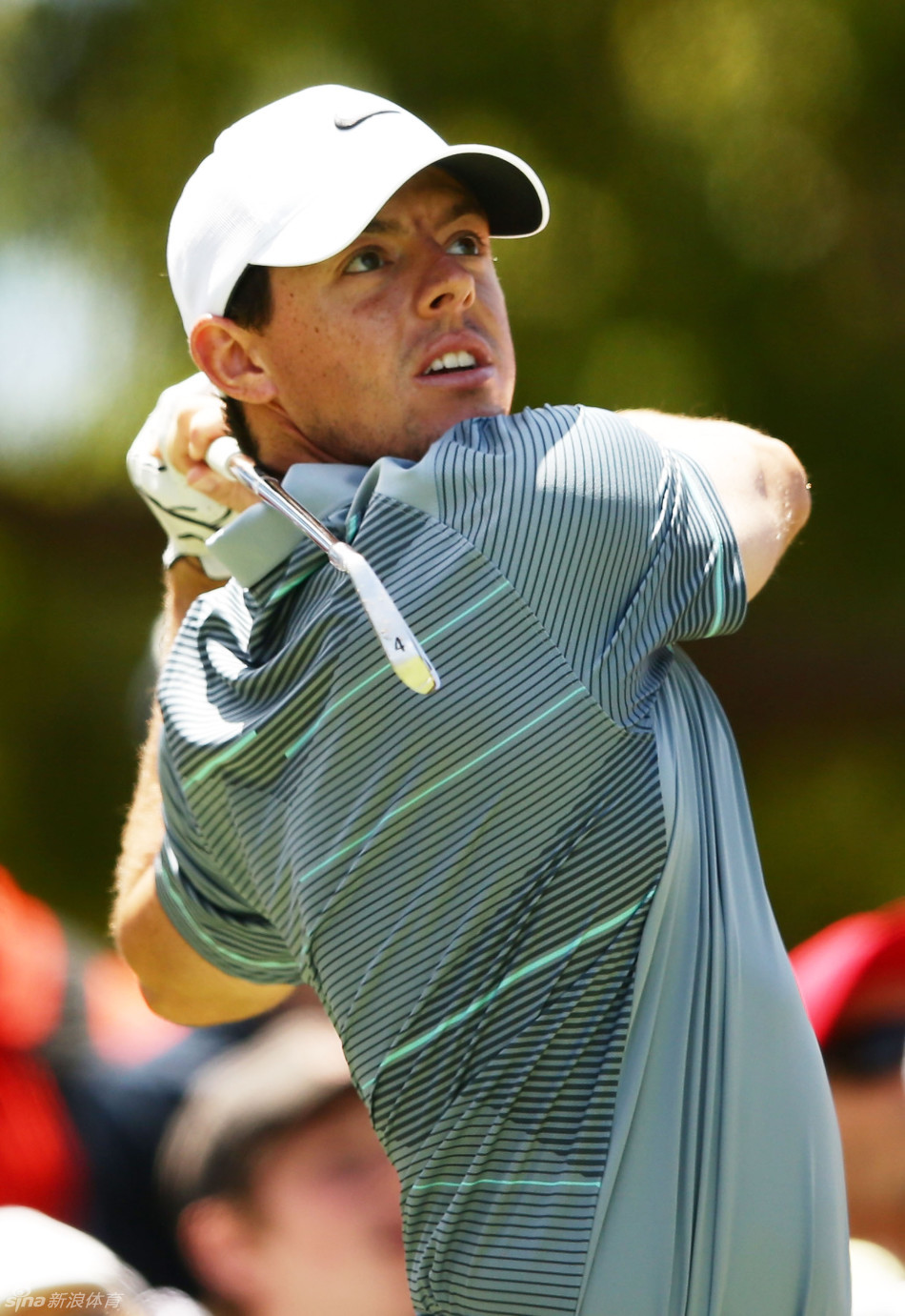 麦克罗伊向观众挥手致意展现球星亲和力与风度