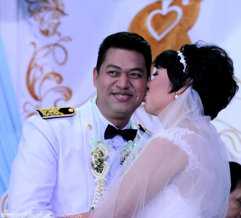 冯坤加提蓬举行婚礼