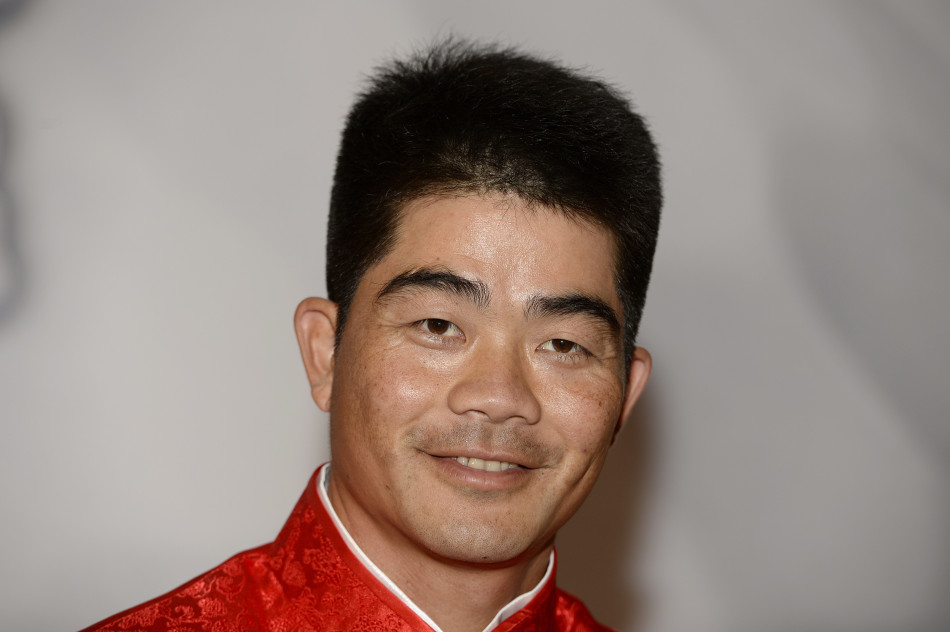 中国之队全队并肩而立,红色战袍在绿茵场上格外醒目,展现了团队出征前的坚定决心与团结气势。