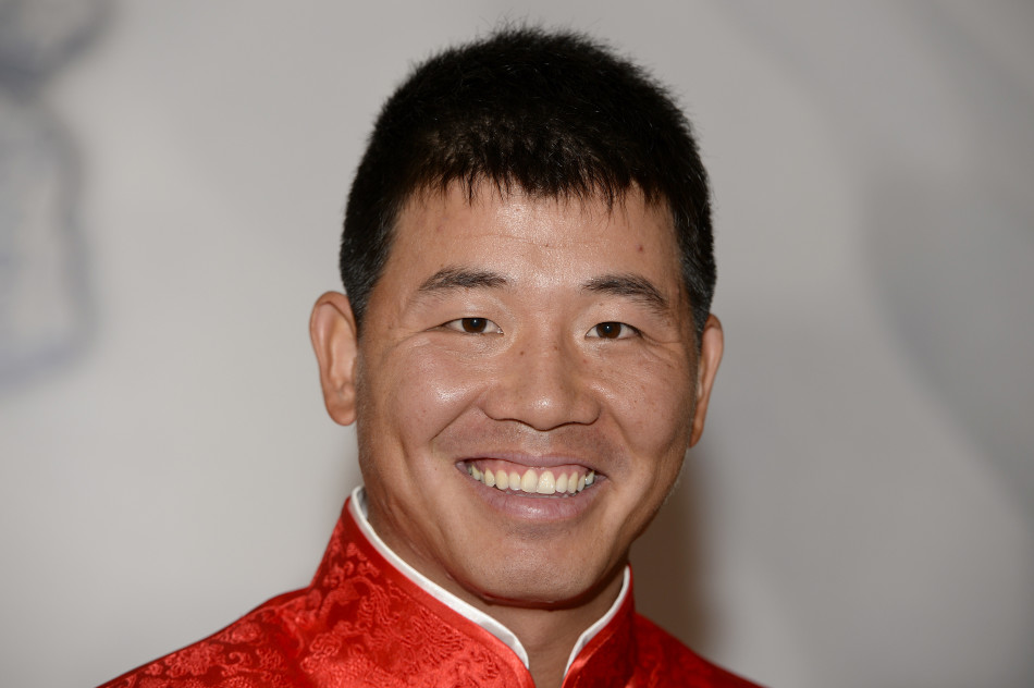 副队长程军与队员们围在一起进行战术讨论,他手指球场方向,神情专注地为即将到来的对决进行周密部署。