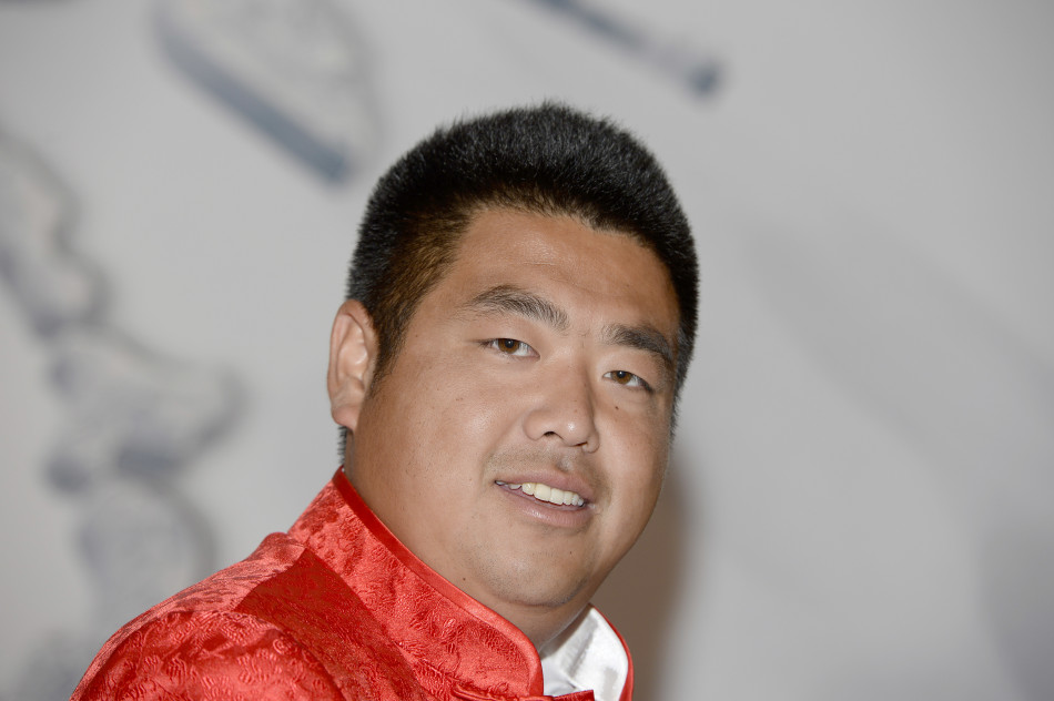 老将张连伟在练习果岭上沉稳推杆,眼神锐利,展现了身经百战的领袖风范与对胜利的执着追求。