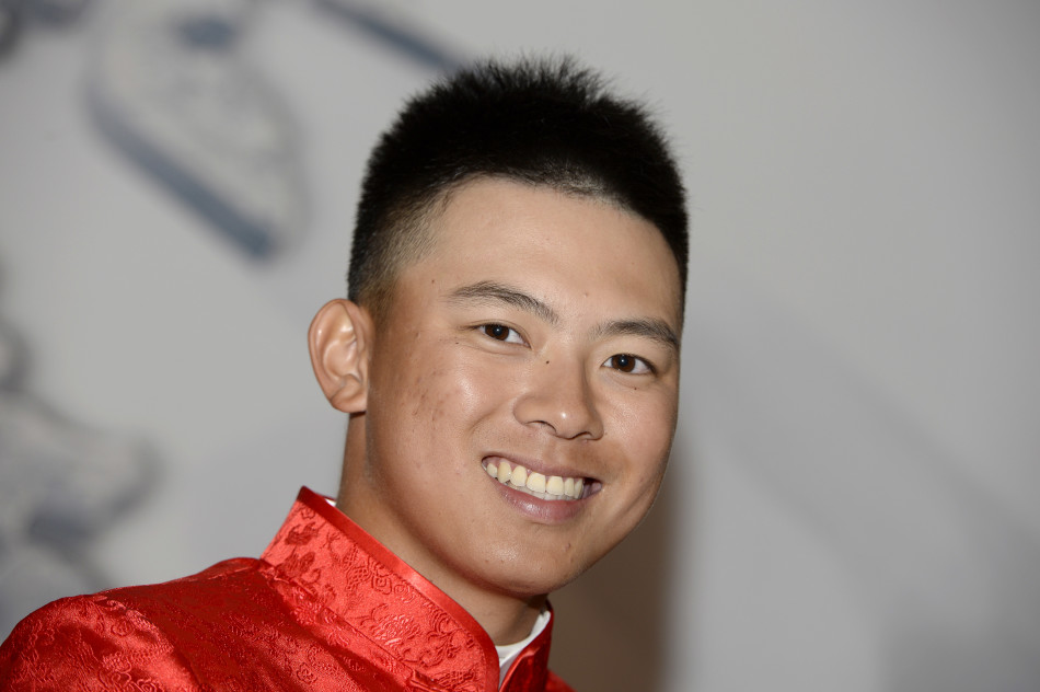 吴阿顺在球道上挥杆瞬间,动作流畅有力,阳光勾勒出他专注的侧影,尽显新生代冠军球员的自信与力量。