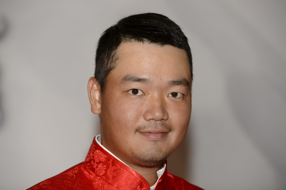 梁文冲在沙坑中救球,沙粒飞扬间他神情自若,完美诠释了顶尖球员处理困难球位的精湛技术与冷静心态。