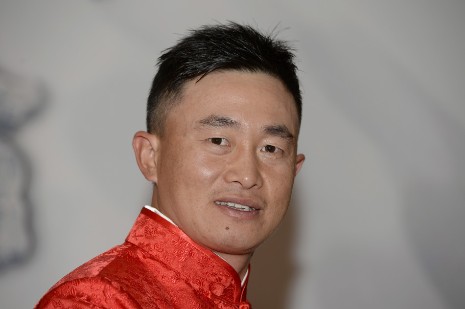 队员们赛后轻松交谈,相互击掌鼓励,笑容洋溢,洋溢着并肩作战后的深厚情谊与共享胜利的喜悦。