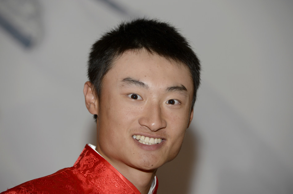 中国之队全体成员手持奖杯拍摄冠军合影,每一个人脸上都绽放着自豪的笑容,这一刻的辉煌属于整个团队。