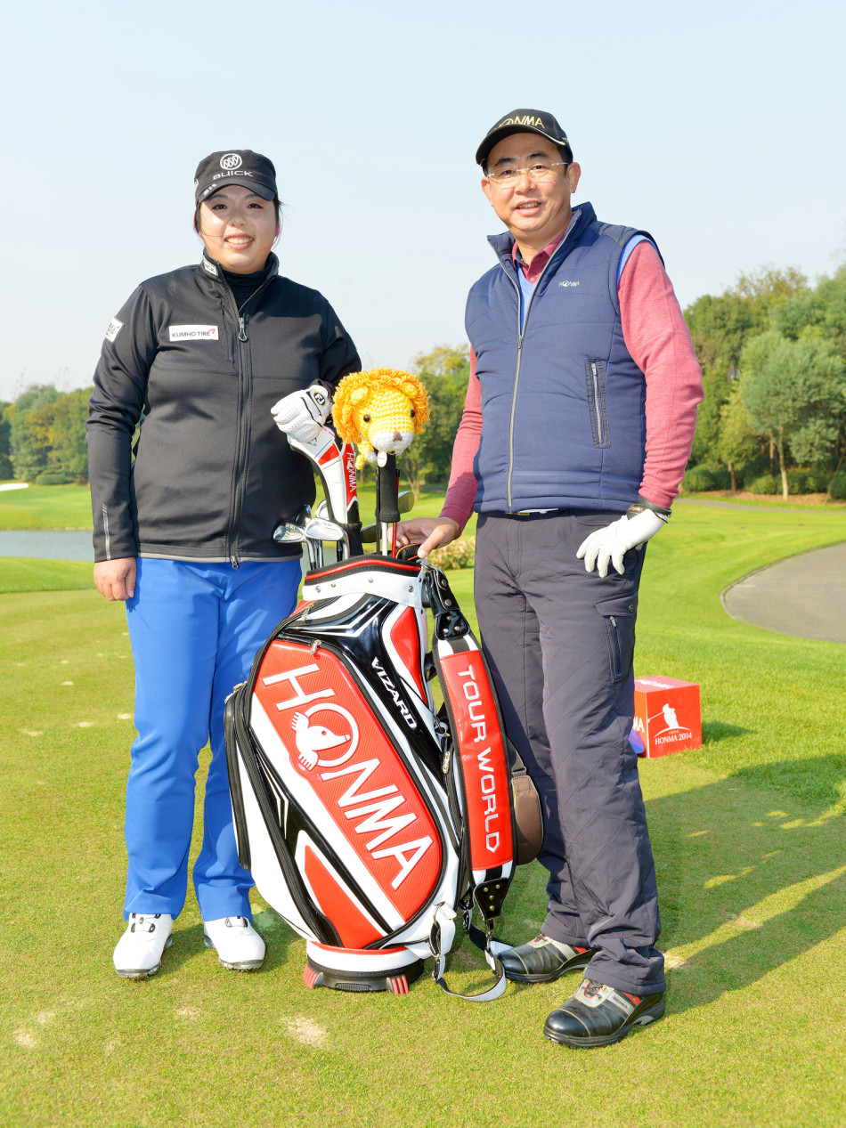 冯珊珊亲切地与热情球友们围在一起,手持奖杯,共同定格下充满欢笑与荣耀的瞬间