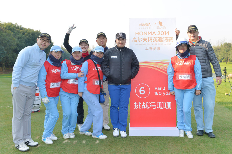 刘建国社长在发布会上手持全新系列的高尔夫服饰，向嘉宾与媒体娓娓道来品牌背后的时尚理念