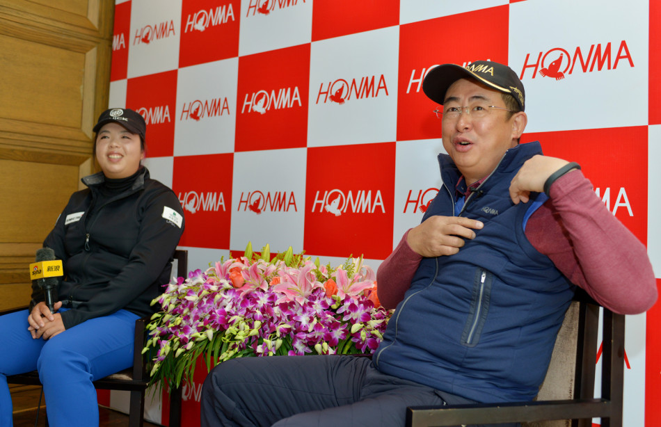 刘建国社长手持球杆面露挑战之色,冯珊珊则轻松微笑准备接招,一场趣味盎然的友谊赛一触即发