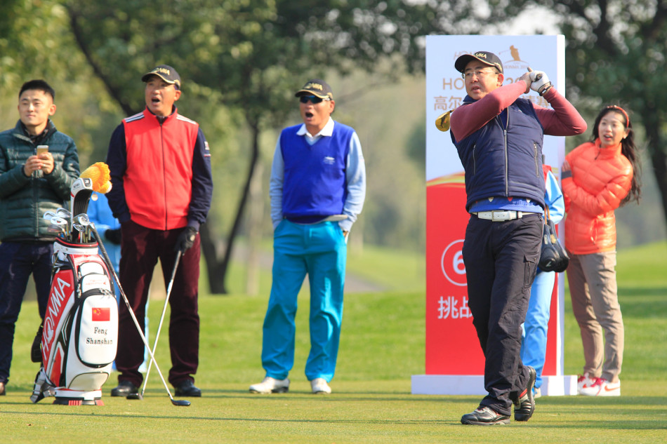 数位球手站在练习场上,目光聚焦于远处冯珊珊挥杆的飒爽英姿,眼神中充满了欣赏与学习