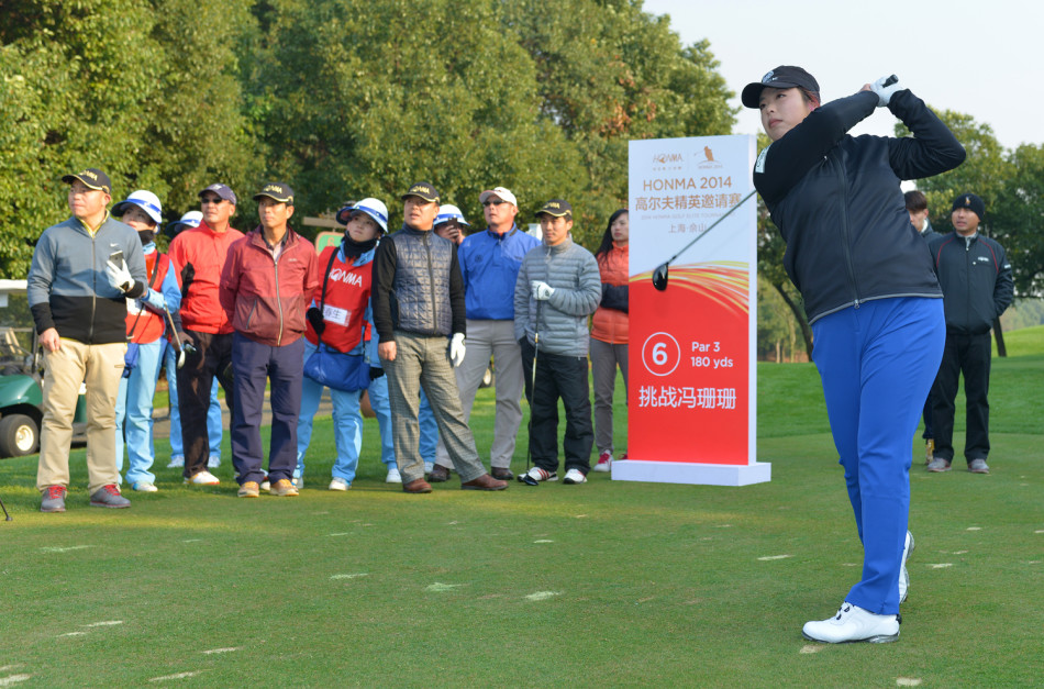 冯珊珊在比赛中屏息凝神,正准备优雅挥杆,全场目光都凝聚于她与手中的球杆之上