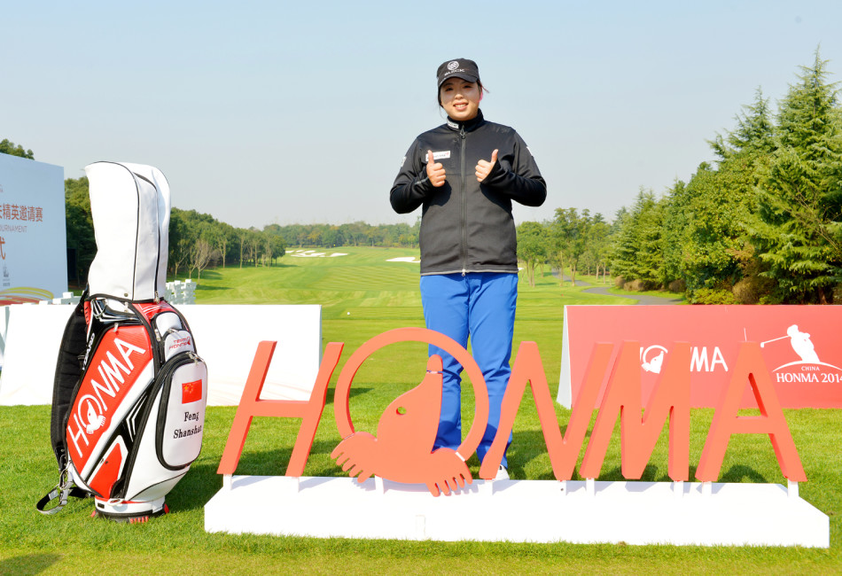 一位年轻球友挑战成功后兴奋地与冯珊珊高高击掌,两人脸上洋溢着纯粹的快乐与鼓励