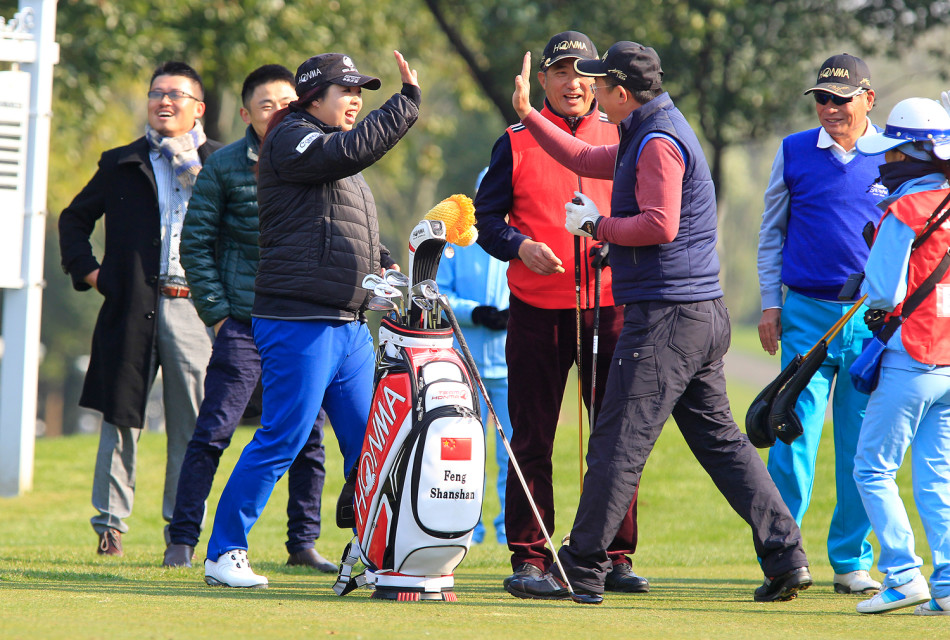 活动最后所有参与者齐聚镜头前,展开巨幅赛事旗帜,留下了一张笑容洋溢、意义非凡的集体大合影