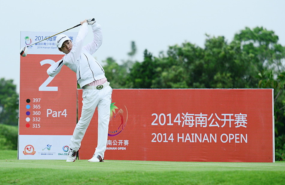 少年球手汤榕健完成精彩一击后，自信从容地收杆，目光坚定地望向球的落点