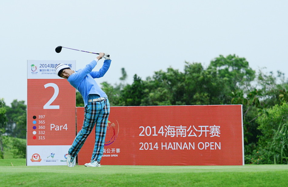 小球员在果岭边仔细研判地形，为关键推杆做最后准备