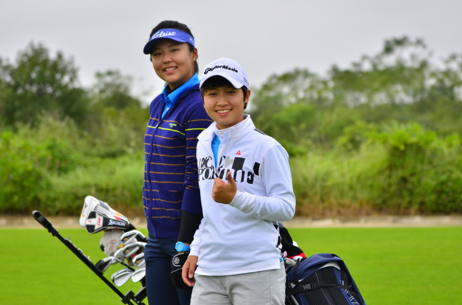 小球员在比赛中露出愉悦的笑容，享受高尔夫运动带来的乐趣