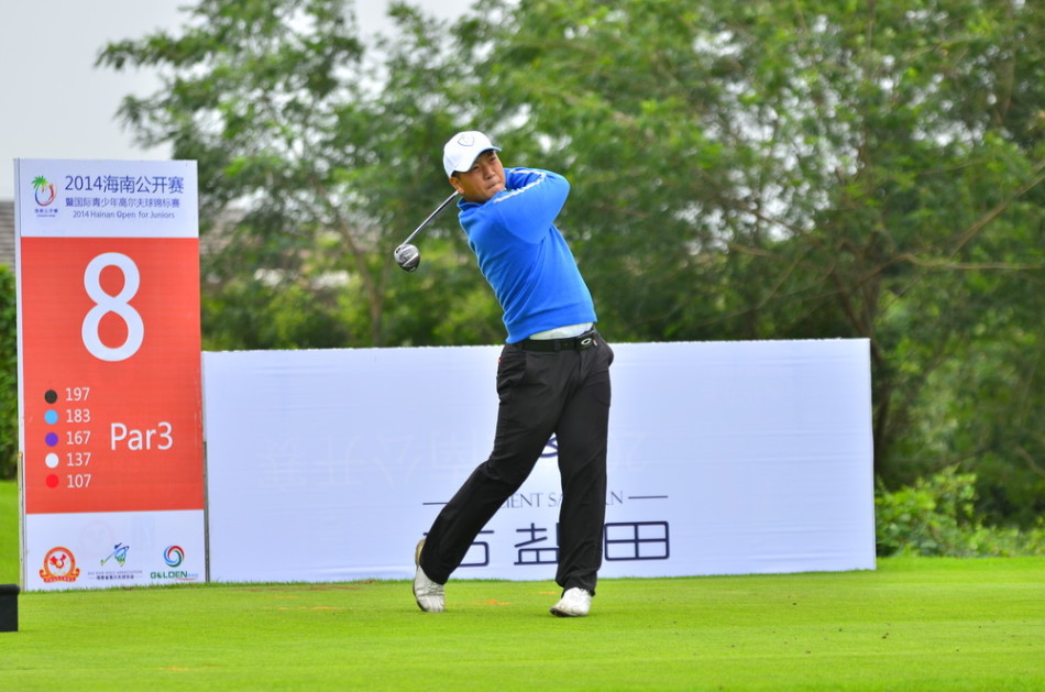 青少年球员在锦标赛球场上专注思考，规划下一杆击球策略