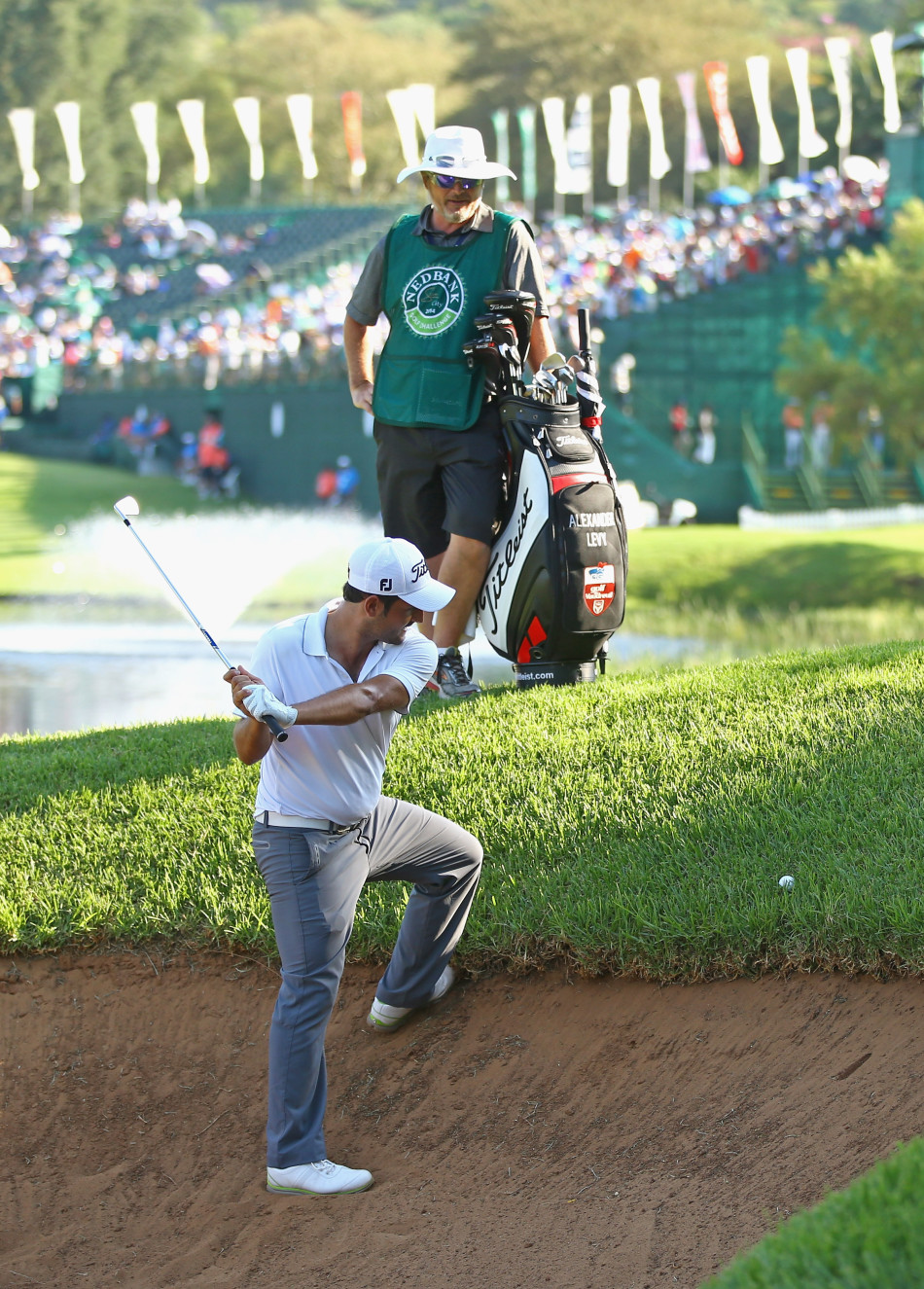列维在树荫笼罩下巧妙救球，为下一杆进攻旗杆创造机会。