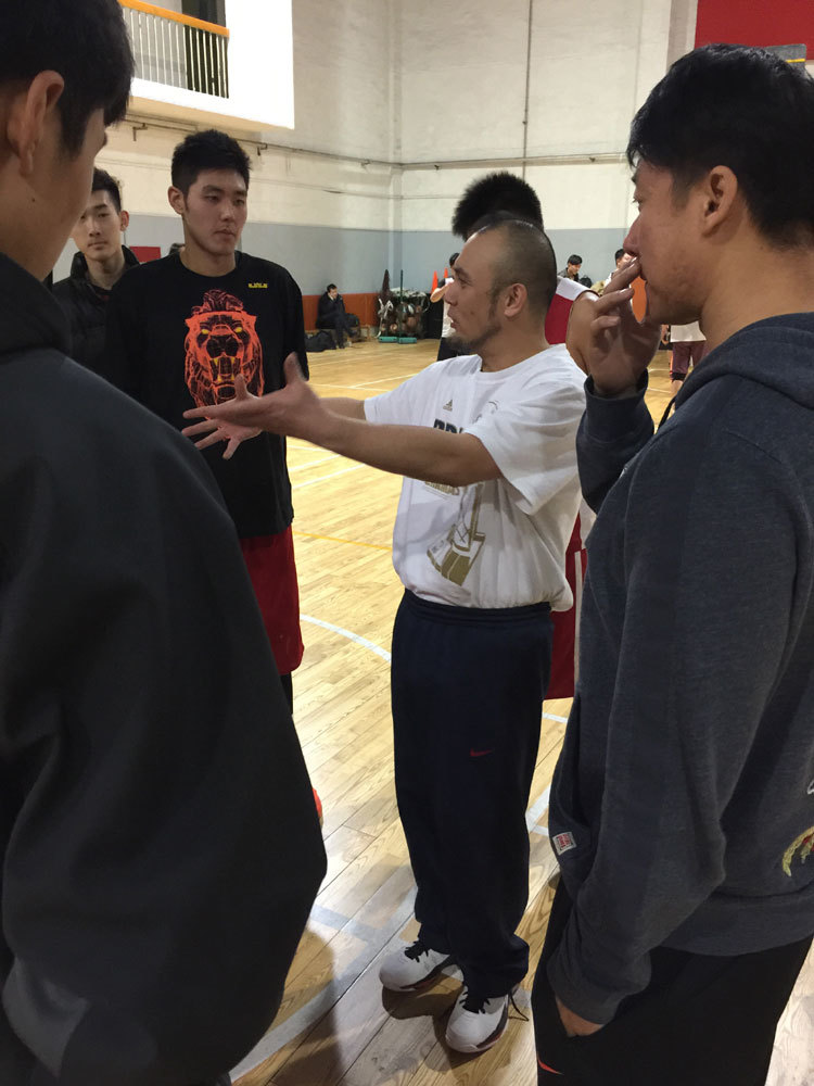 主教练李克率领佛山龙狮青年特训队在东单同国内著名篮球经纪人夏松