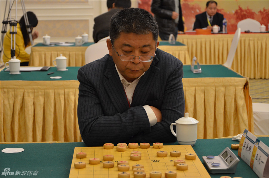 李来群专注棋局