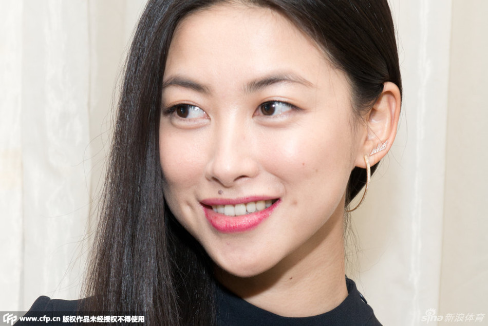 尤文老板旧爱朱珠亮相 叉腰秀美腿国际范