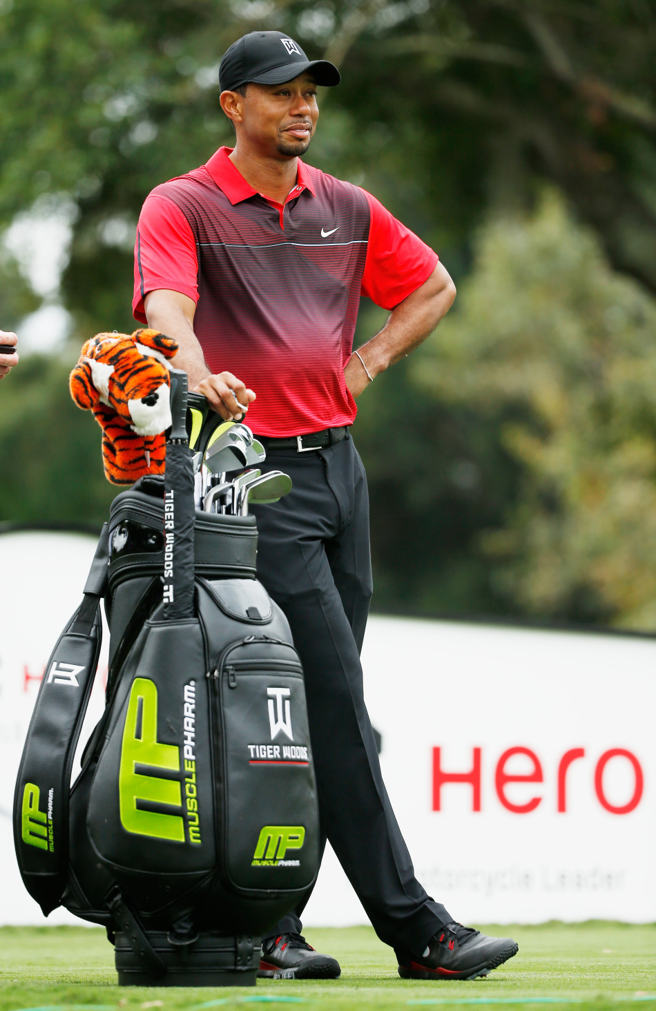 伍兹在沙坑中奋力救球,沙砾飞溅,展现出他即使在困境中也绝不放弃的拼搏精神。