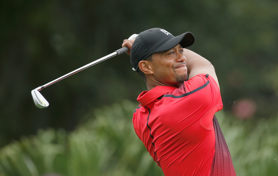 伍兹在比赛中全力挥杆后,保持收杆姿势,目光坚定地追随着小球飞行的轨迹。