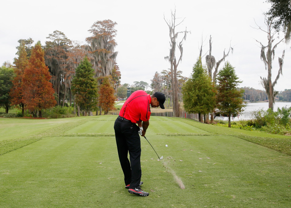 面对挑战,伍兹咬紧牙关,面部线条紧绷,展现了他在疼痛与压力下依然坚持征战的顽强意志。