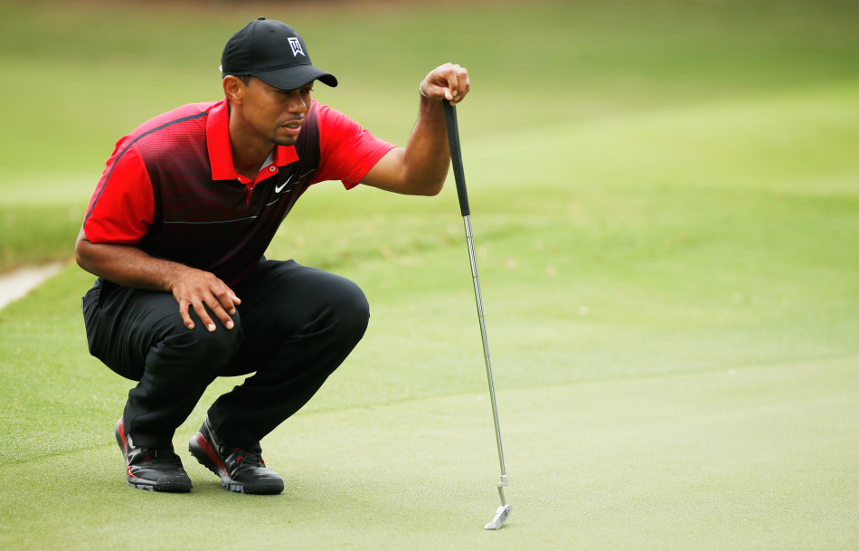 练习轮中,伍兹与史翠克一边步行一边交谈,两人的背影在球道上显得沉稳而坚定。