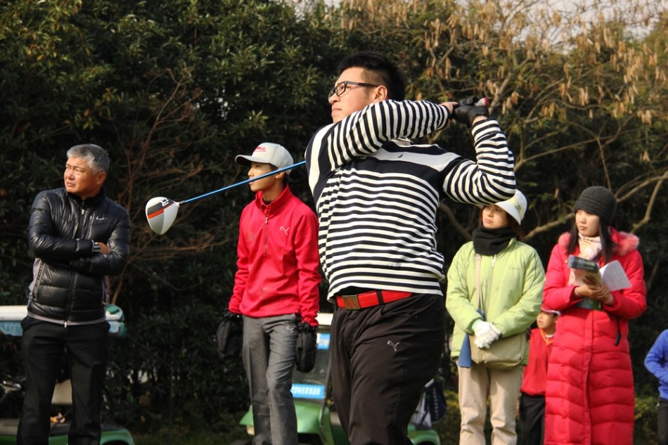 A组冠军周赐麟以优雅的开球姿势拉开颁奖典礼序幕,白色母球如流星般击出,预示着当晚的荣耀之光