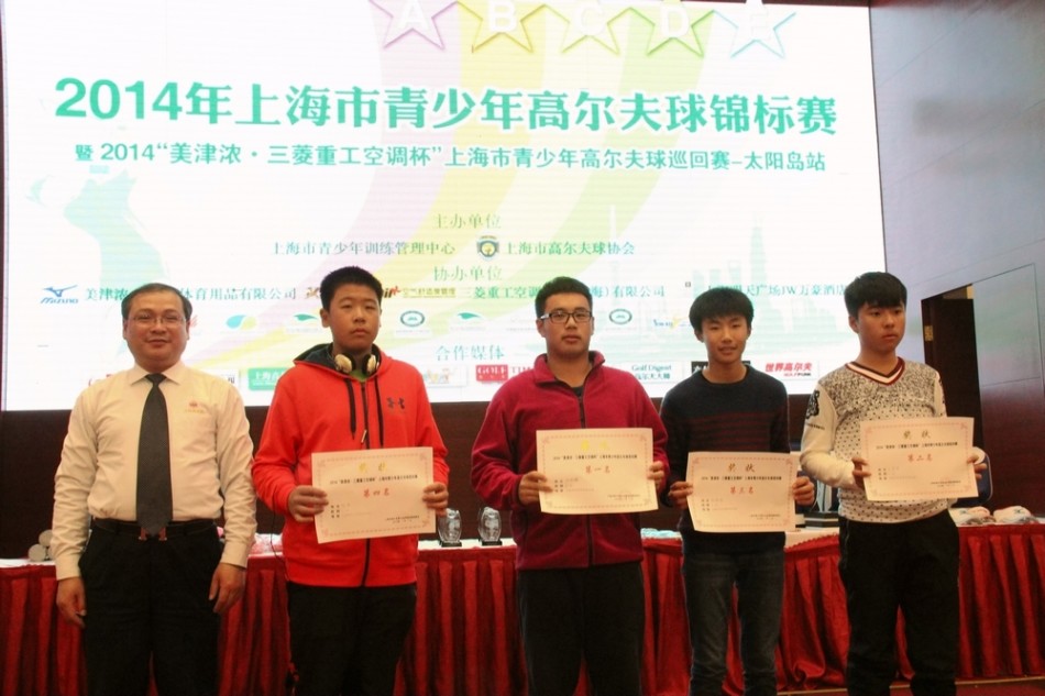 A组获奖者们齐聚舞台中央合影留念,奖杯与笑脸相映生辉,定格了这个属于他们的辉煌夜晚