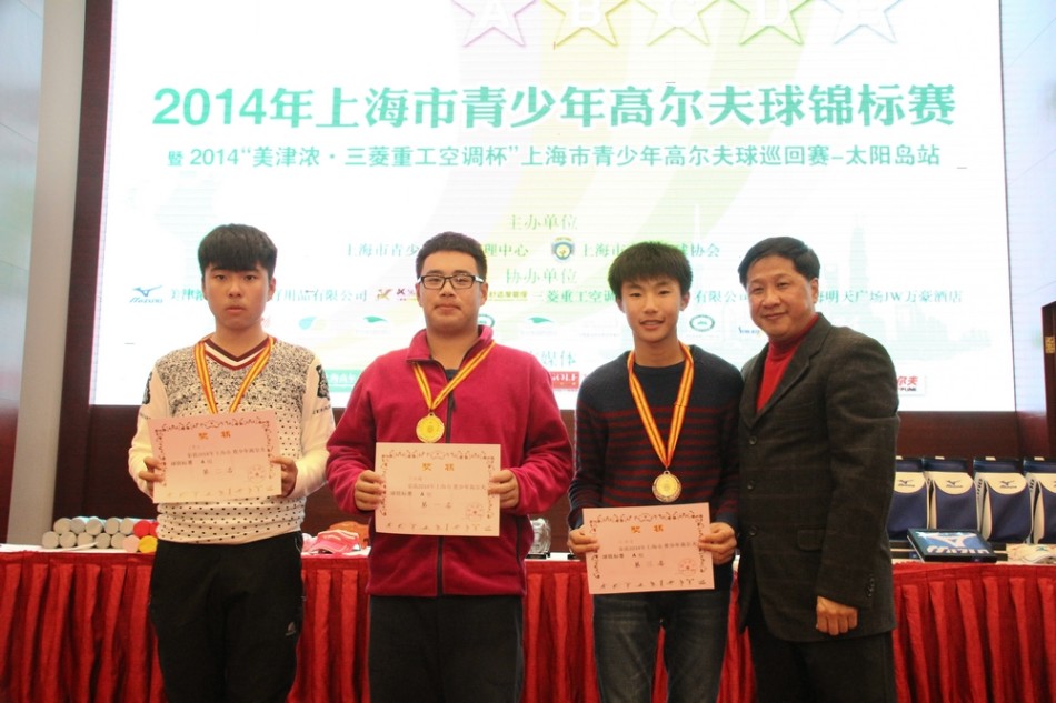 A组锦标赛亚军获得者高举奖杯,脸上洋溢着激动与自豪的笑容,汗水与荣光在此刻交织