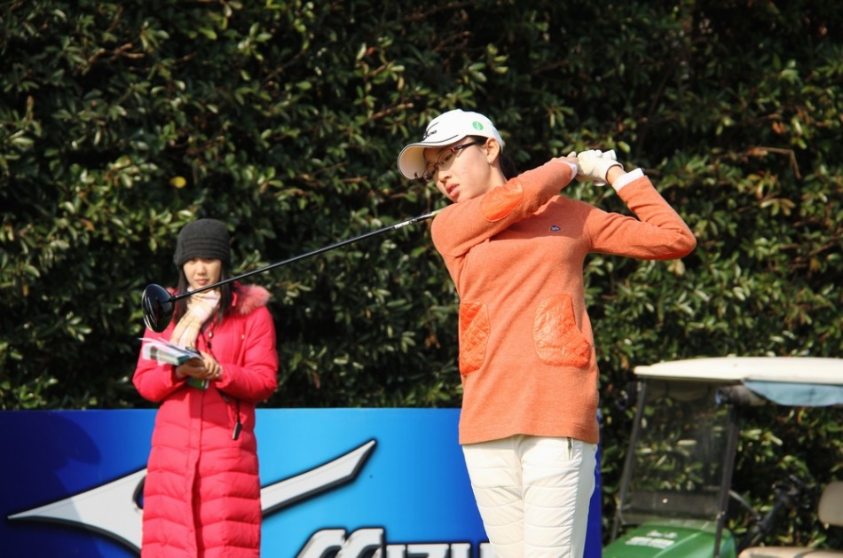 B组冠军权容慧在万众瞩目下自信开球,她目光如炬,姿态沉稳,展现了巾帼不让须眉的非凡气场