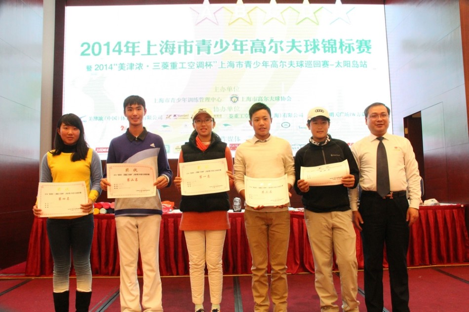 B组锦标赛的季军得主站在领奖台侧位,眼神中充满对未来的期待与决心,这是新的起点