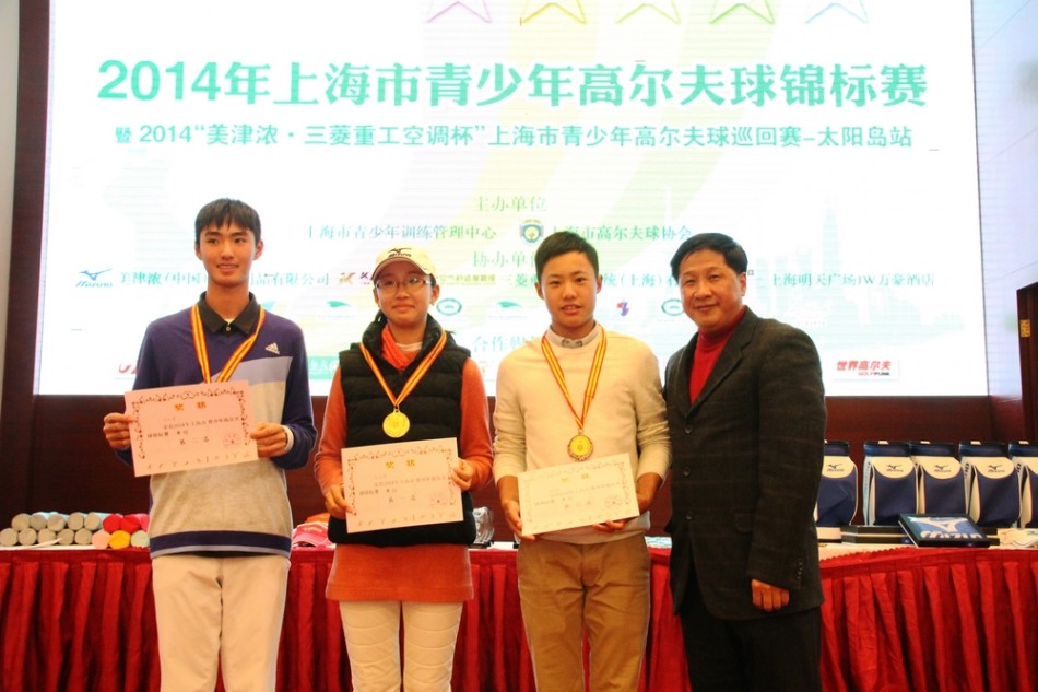 B组年度冠军发表获奖感言,他紧握奖杯,向台下观众与对手致意,场面温馨而感人