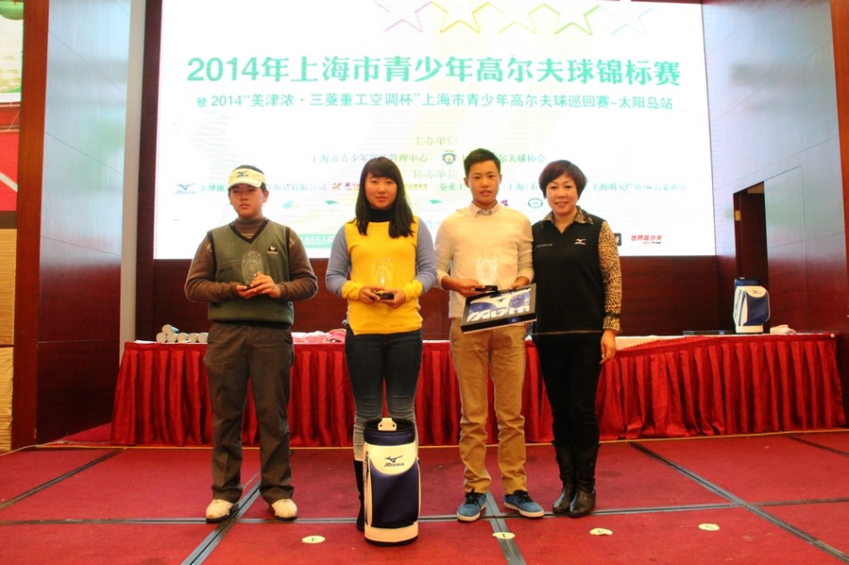 C组获奖者们正全神贯注地观看赛场上的激烈角逐,从同辈的较量中汲取前进的力量