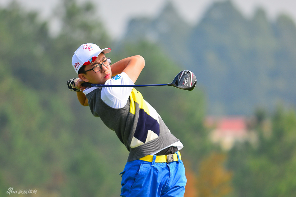 球员在球道上从容挥杆，阳光勾勒出他流畅而充满力量的动作剪影。