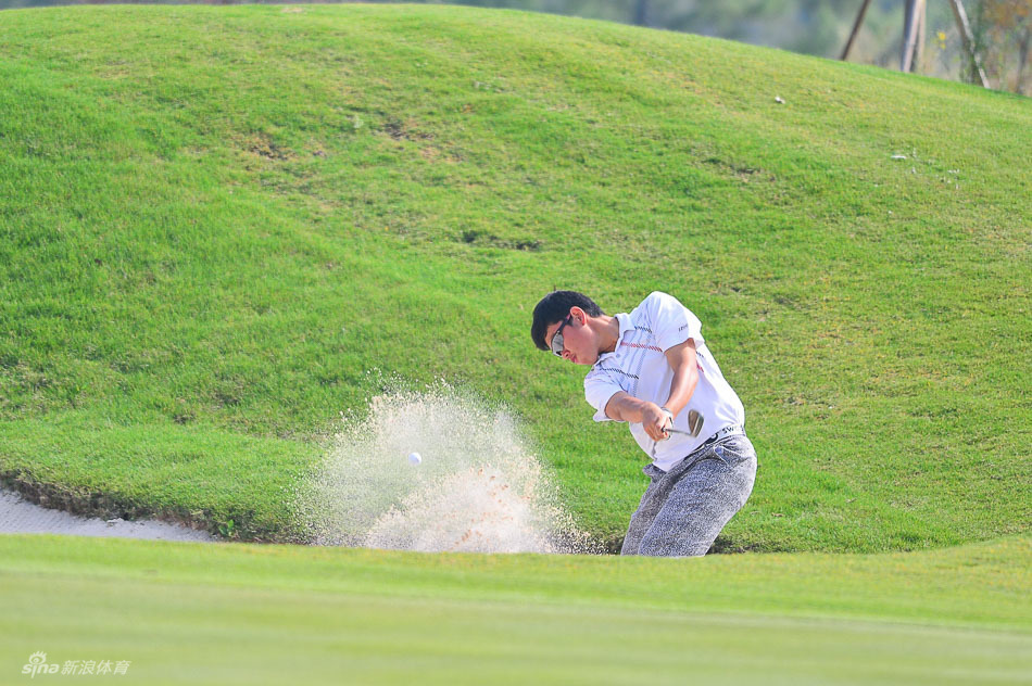 青少年球员正全神贯注地参与搭建生命之泉趣味游戏，脸上洋溢着专注与快乐的笑容。