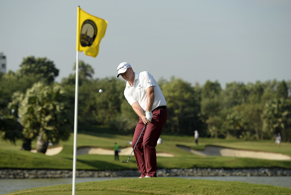吴阿顺在比赛中全神贯注地观察果岭线路,为关键推杆做准备