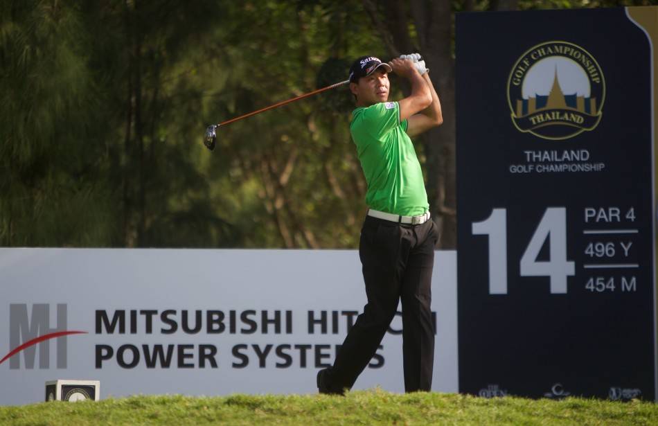 赛事冠军李·维斯特伍德在第十八洞果岭沉稳推杆,锁定胜局后振臂庆祝