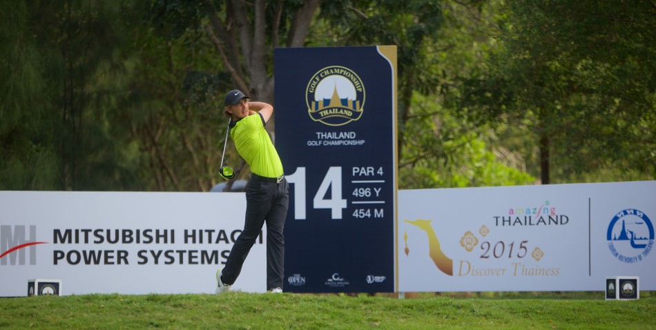 中国年轻球员李昊桐在发球台上,面对复杂球道冷静思考挥杆策略