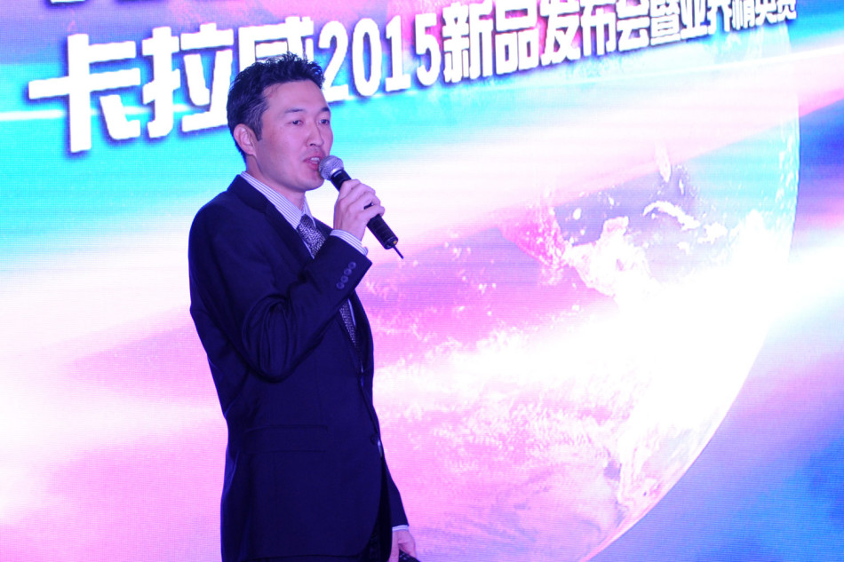 发布会现场展示的Big Bertha Beta系列球杆组,聚光灯下,极具科技感的杆头设计彰显其革新血统。