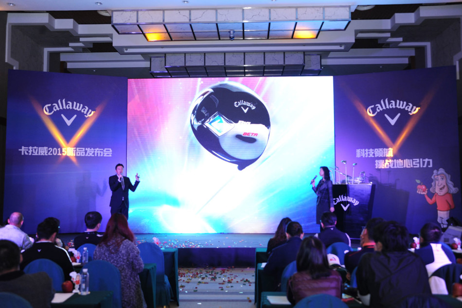 卡拉威大中华区市场总监吴梦贝正向与会者详细介绍Beta系列铁杆的L型杆面结构如何提升击球容错性。