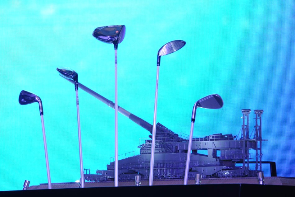 总经理大庭康嗣与市场总监吴梦贝在发布会后亲切交流,背景是卡拉威全新的品牌视觉形象。