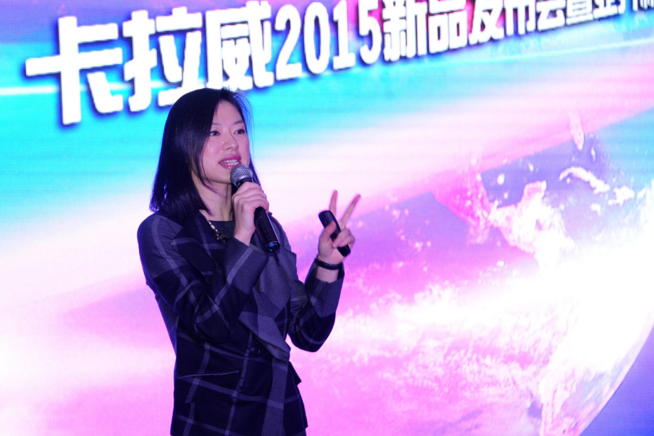 现场媒体与嘉宾正近距离品鉴Big Bertha Beta发球木,其精致的杆头造型与科技细节一览无余。