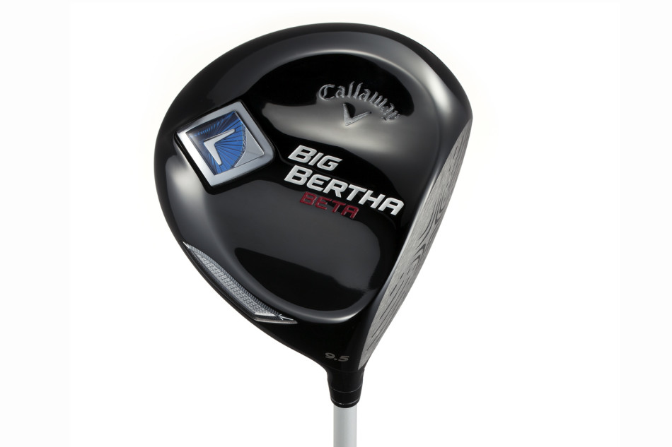 卡拉威Big Bertha Beta一号木正面特写,流线型的银色杆头在阳光下闪耀,超大杆面设计洋溢着自信与力量感。