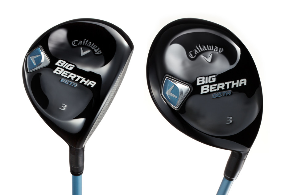 阳光草坪上,Big Bertha Beta一号木与球道木并列静置于球包旁,精致的做工与科技感十足的设计令人赏心悦目。